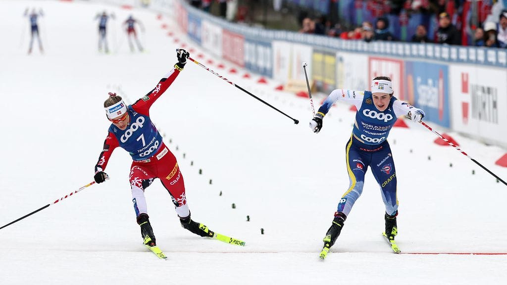 Ruotsin Ebba Andersson (oik.) venytti varpaan kärjellä voiton Norjan Therese Johaugista naisten 20 kilometrin yhdistelmäkilpailun loppukirissä.