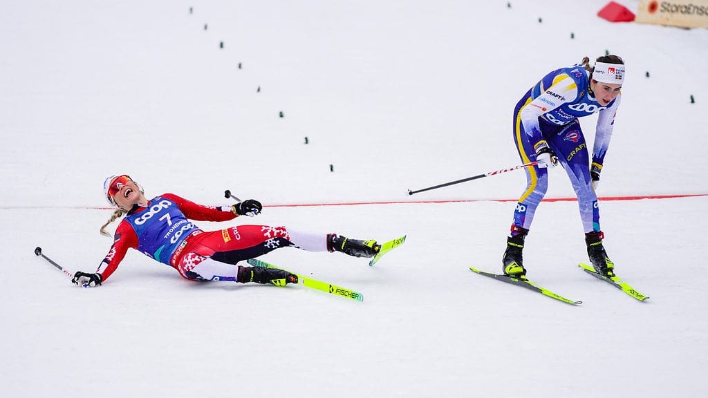 Therese Johaug (vas.) antoi kaikkensa, mutta Ruotsin Ebba Anderssonin mono ylitti maaliviivan  juuri ennen norjalaista.