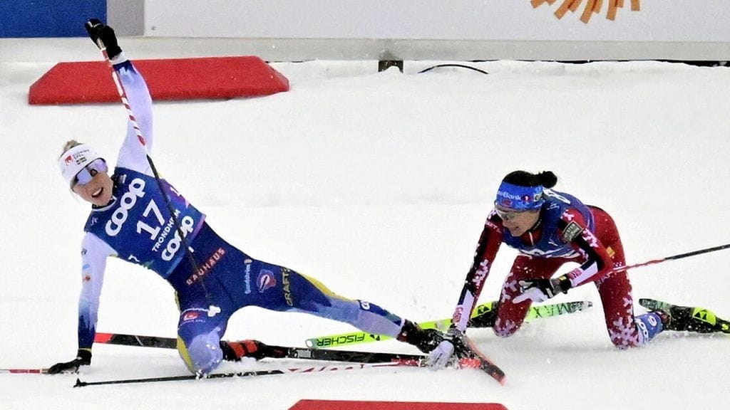 Jonna Sundlingin (vas.) kaatuminen vesitti myös Heidi Wengin mahdollisuudet MM-kultataisteluun.