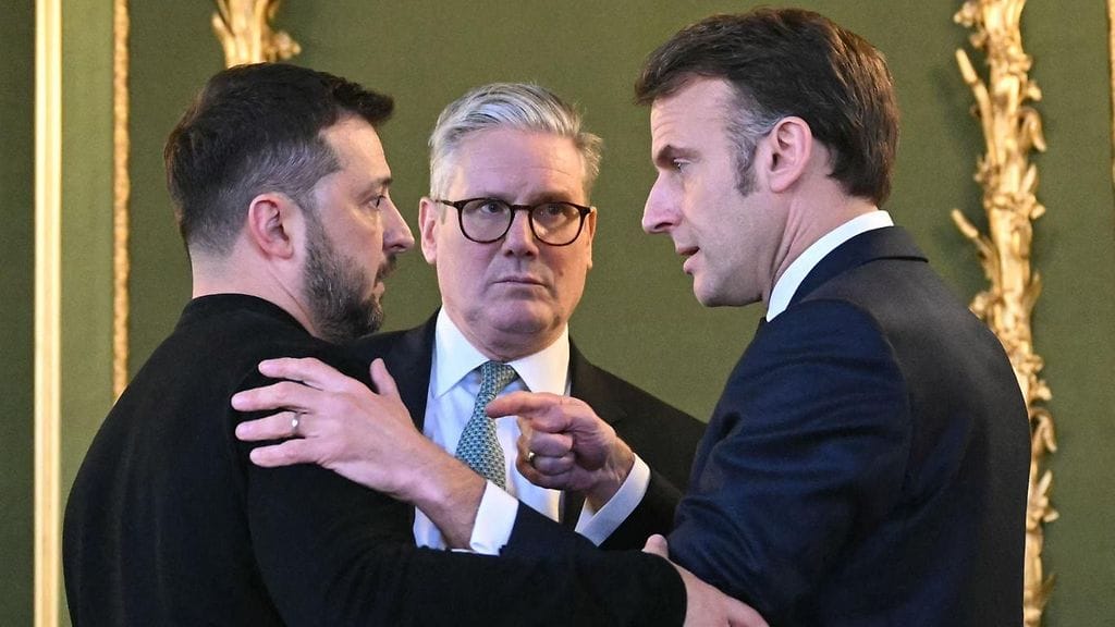 Ukrainan presidentti Volodymyr Zelenskyi (vas.), Britannian pääministeri Keir Starmer ja Ranskan presidentti Emmanuel Macron huippukokouksessa Lontoossa sunnuntaina.