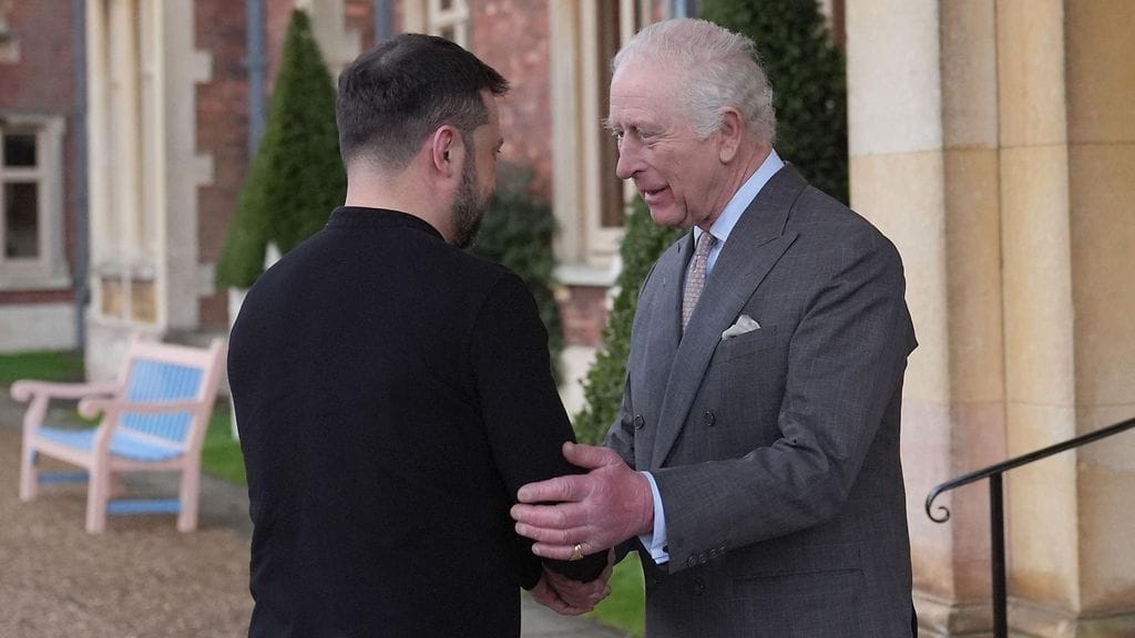 LK 2.3.2025 Britannian kuningas Charles tervehtii Ukrainan presidenttiä Volodymyr Zelenskyiä Sandringhamin kartanolla Norfolkissa Itä-Englannissa 2. maaliskuuta 2025.