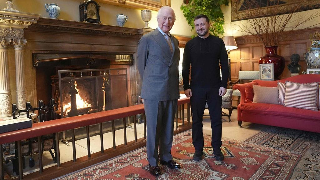 LK 2.3.2025 Britannian kuningas Charles ja Ukrainan presidentti Volodymyr Zelenskyi poseerasivat Sandringhamin kartanossa Norfolkissa Itä-Englannissa 2. maaliskuuta 2025.