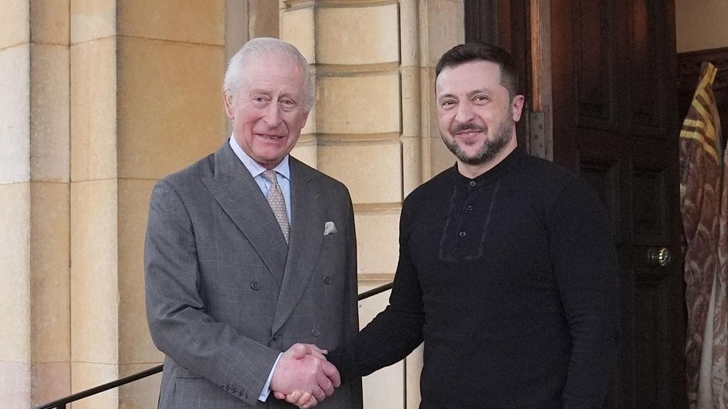 Ilmeet olivat muikeat, kun Chalers ja Zelenskyi poseerasivat kameroille linnan pihalla.