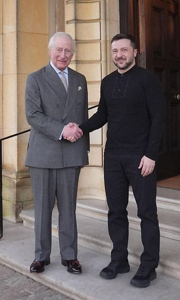 LK 2.3.2025 Kuningas Charles ja Ukrainan presidentti hymyilivät kätellessään Sandringhamin kartanossa Norfolkissa Itä-Englannissa,