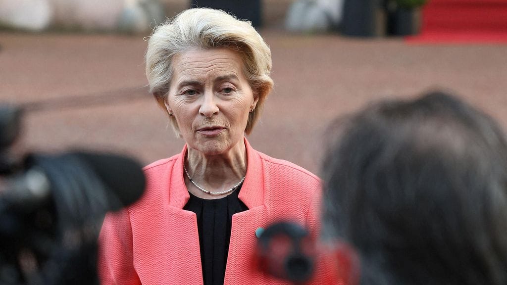 EU-komission puheenjohtajan Ursula von der Leyen lehdistön edessä Lontoossa maaliskuussa.