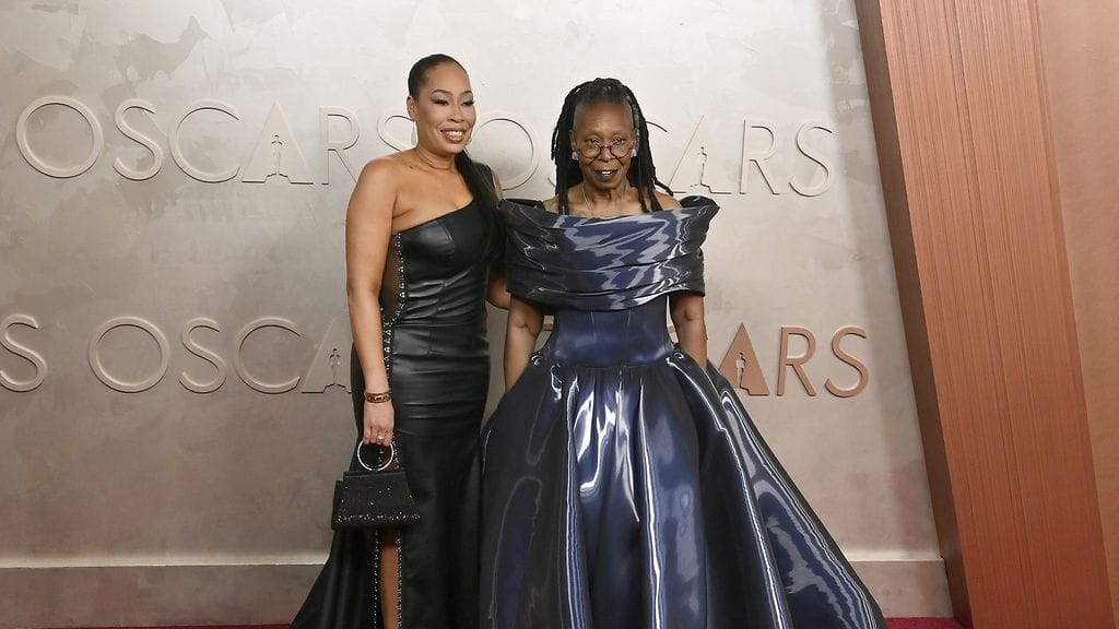 Whoopi Goldberg saapui yhdessä Oscar-gaalaan tyttärensä kanssa.