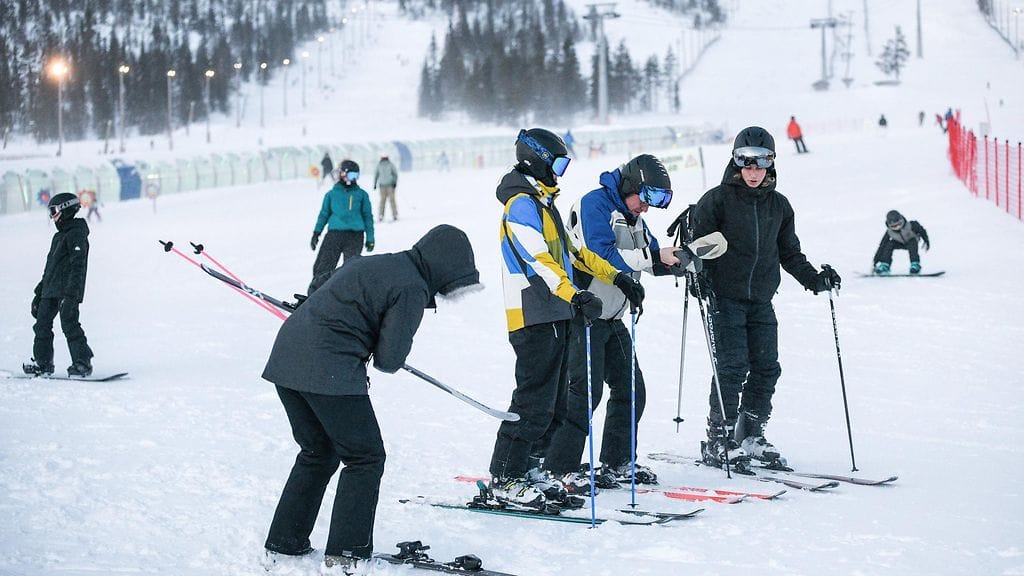 Laskettelijoita Ylläksellä Kolarissa uudenvuodenaattona 2024.
