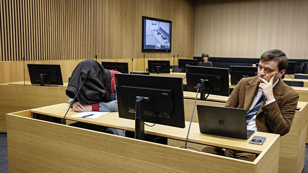 Kahden lapsen murhan yrityksestä syytetty mies (vas.) asianajajansa Heikki Aspegrenin kanssa Oulun käräjäoikeudessa 2. lokakuuta 2024.