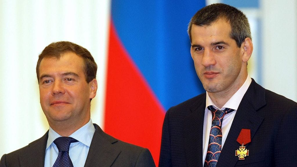 Buvaisar Saitijev (oik.) toimi menestyksekkään urheilu-uransa jälkeen duuman edustajana.