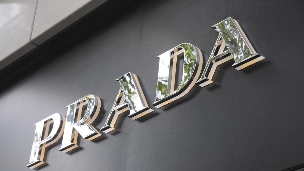 Prada neuvottelee Versacen ostamisesta