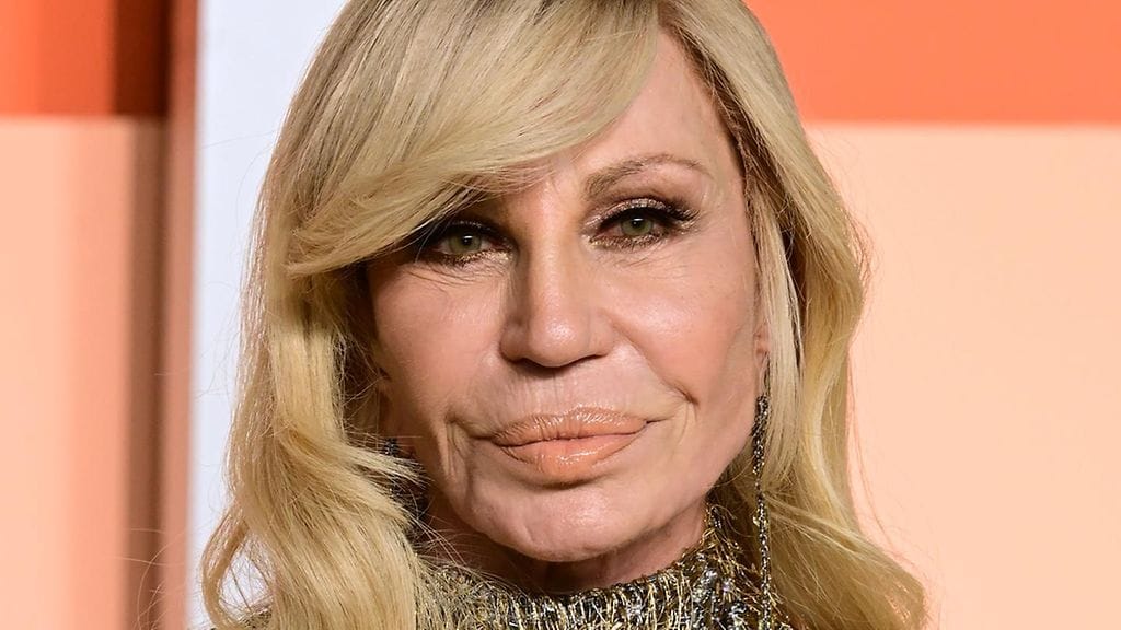 Donatella Versace siirtyy syrjään.