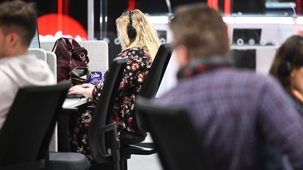 Työntekijöitä uutistoimituksessa MTV:n toimitiloissa, "Pöllölaaksossa", Helsingissä 25. helmikuuta 2025.