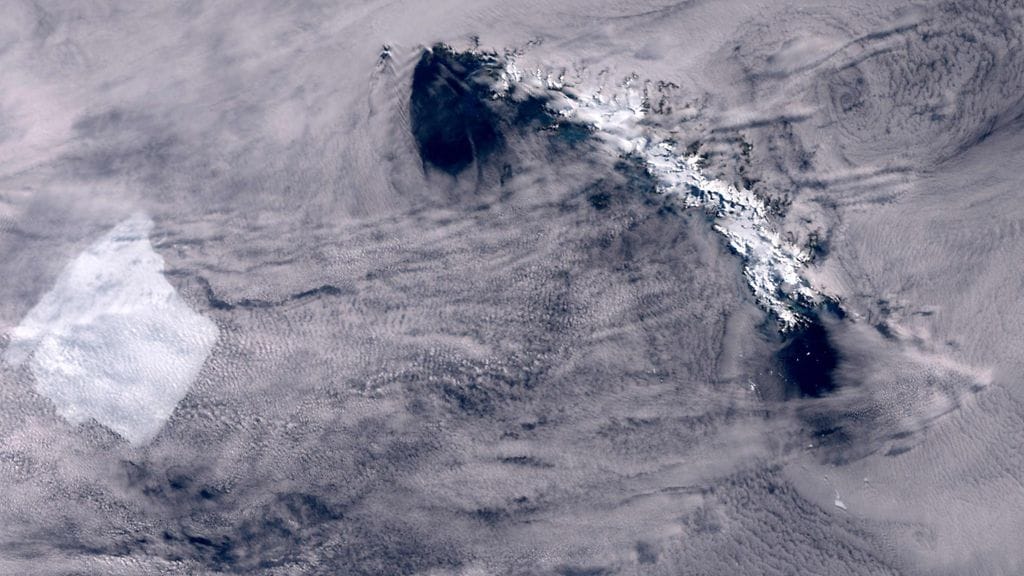 LK 4.3.2025 Copernicus Sentinel Data 2025 -satelliittikuvassa näkyy A23A-jäävuori lähestymässä Etelä-Georgian saarta Weddellin merellä Etelämantereella 24. helmikuuta 2025. A23A, maailman suurin jäävuori.