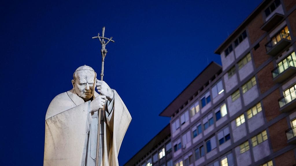 Johannes Paavali II:n patsas Gemellin sairaalan sisäänkäynnin luona, jossa paavi Franciscus on sairaalahoidossa Roomassa Italiassa 04. maaliskuuta.