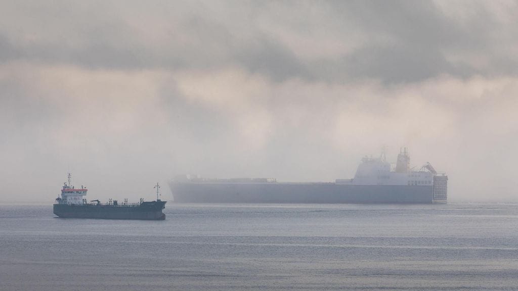 AOP Peregrine-alus ohitti öljysäiliöalus Thun Geminin aamusumussa Corkin satamassa Irlannissa 08. toukokuuta 2022.