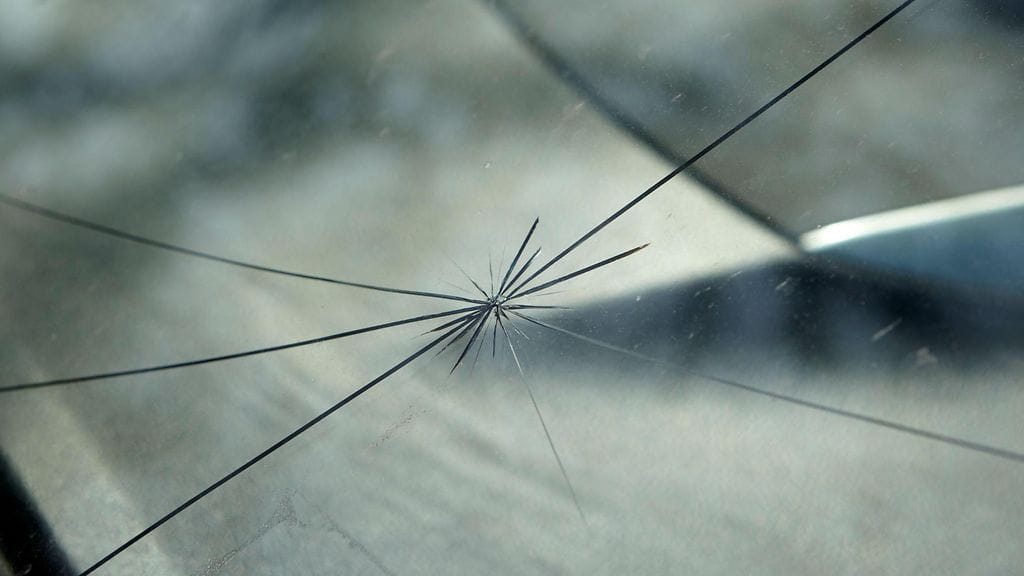 Eniten auton laseja rikkovat talven hiekoituksessa käytettävät pikkukivet.