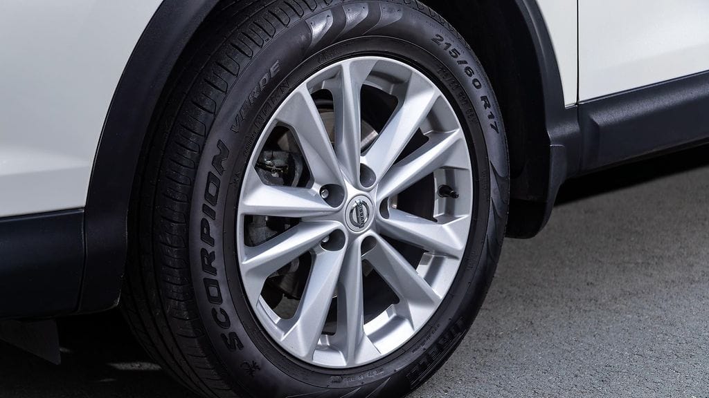 Nissanin pyörä irtosi kesken kauppareissun. Kuluttaja vaati renkaanvaihdon hoitaneelta korjaamolta hyvitystä. Kuvituskuva.