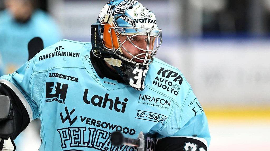 Pelicansin tähtivahti Patrik Bartosak on sivussa illan Ässät-ottelusta.