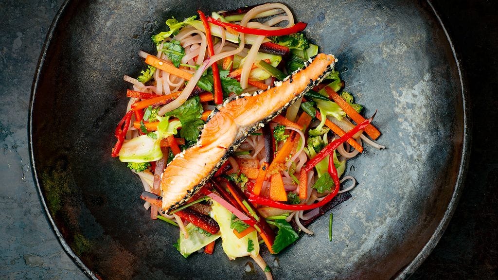 Kirjolohi maistuu nuudeliwokin kanssa.