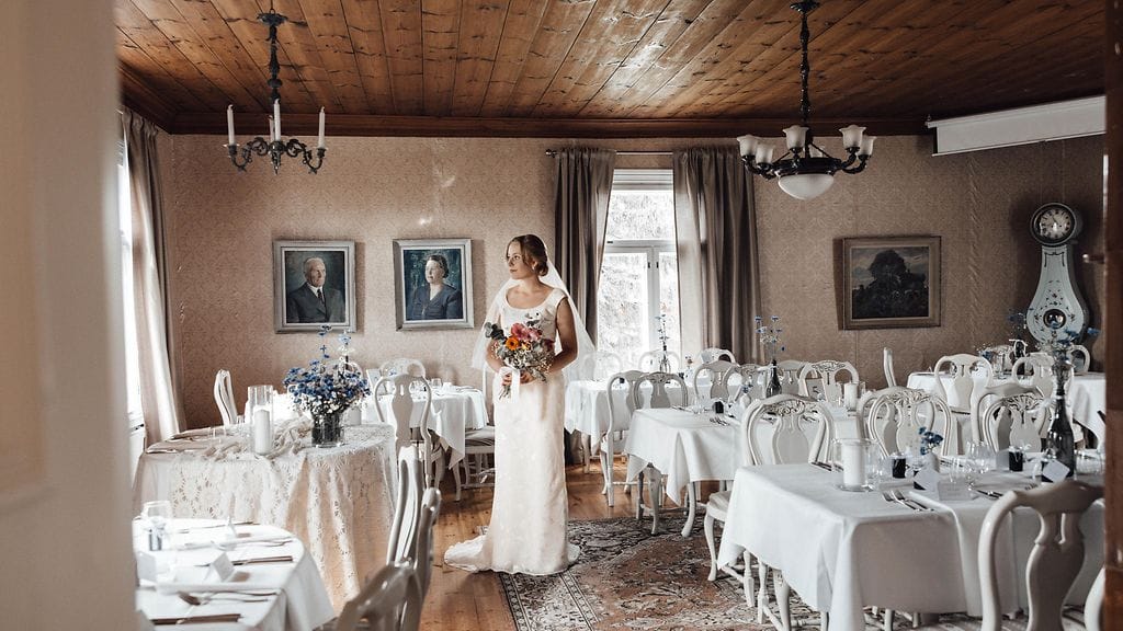 Marjukan ja Patrikin häät Marjukka morsiuspuvussa 3 häätila