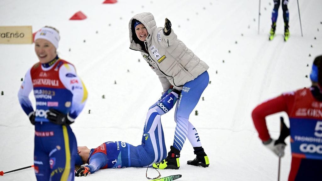 Kerttu Niskanen viittoi Jasmi Joensuulle apua maalialueella.