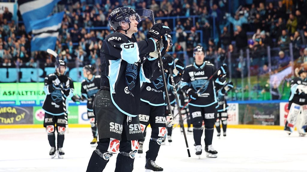 Elias Vilén (etualalla) jää sivuun Pelicansin kokoonpanosta Ässät-ottelun alla.