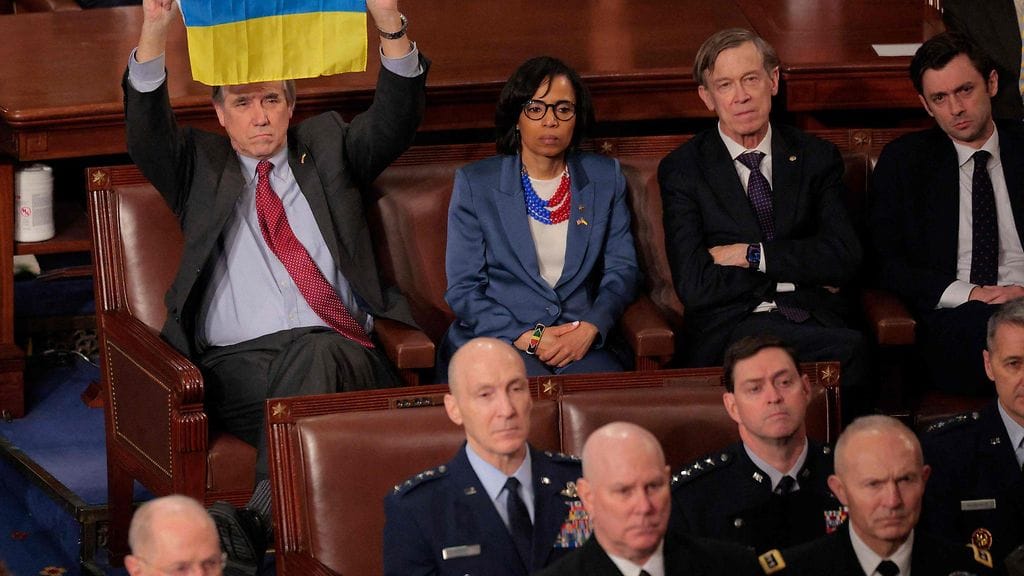 LK 5.3.2025 Yhdysvaltalaissenaattori Jeff Merkley piti Ukrainan lippua ylhäällä, kun Yhdysvaltain presidentti Donald Trump puhui kongressin yhteisistunnossa Yhdysvaltain Capitolissa 04. maaliskuuta 2025 Washingtonissa.