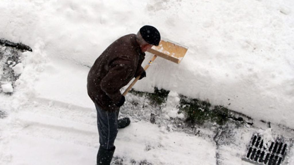 Liika lumitöissä huhkiminen ei ole hyväksi sydän- ja verisuonitauteja sairastaville. Kuvituskuva.