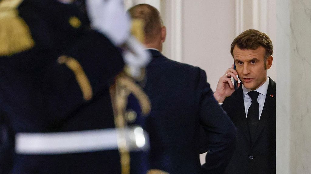 Ranskan presidentti Emmanuel Macron puhui puhelimessa Elysee-presidentin palatsissa Pariisissa.
