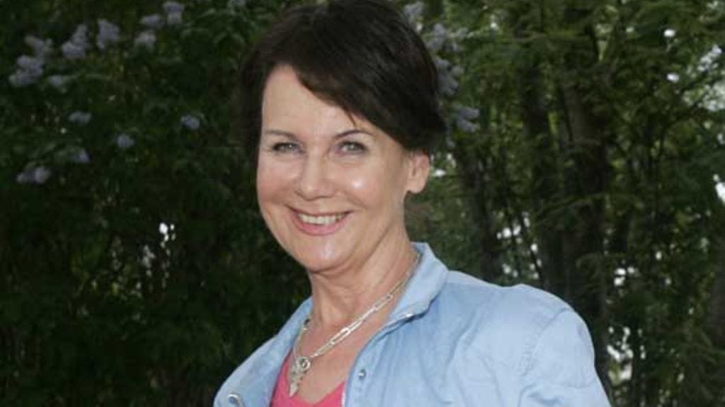 Pirkko Arstila aloittaa aamunsa teekannullisella.