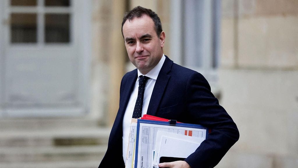 Ranskan puolustusministeri Sebastien Lecornu vahvisti ranskalaiselle radiokanavalle, että Ranska jakaa sotilastiedustelutietojaan Ukrainan kanssa.