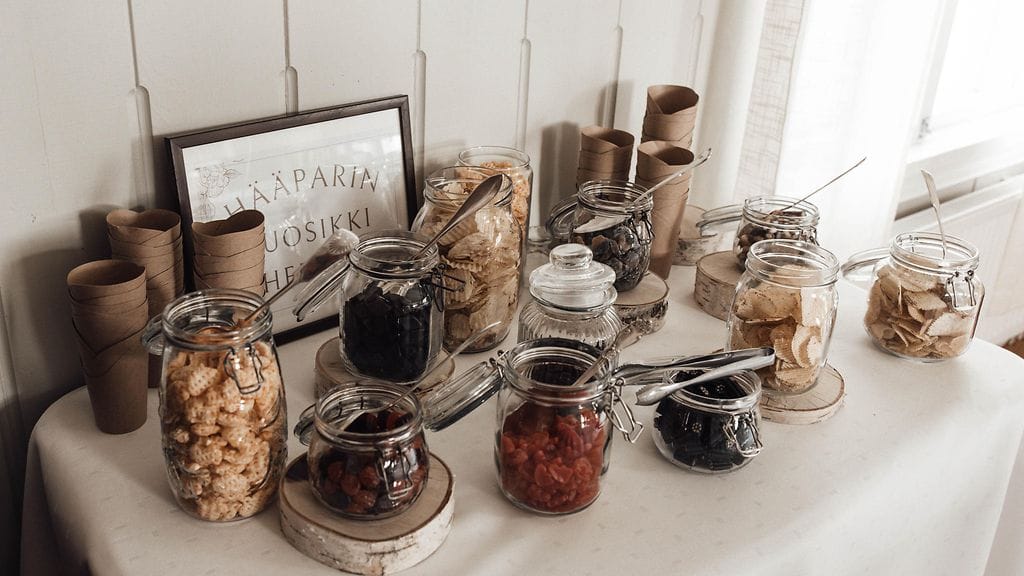 Marjukan ja Patrikin häät herkkupöytä