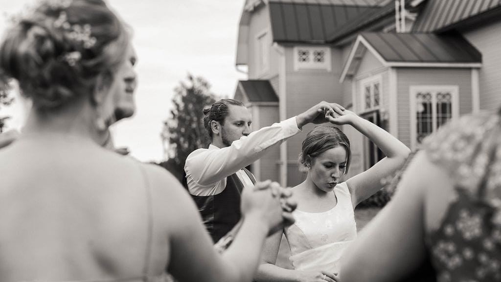 Marjukan ja Patrikin häät tanssin pyörteissä