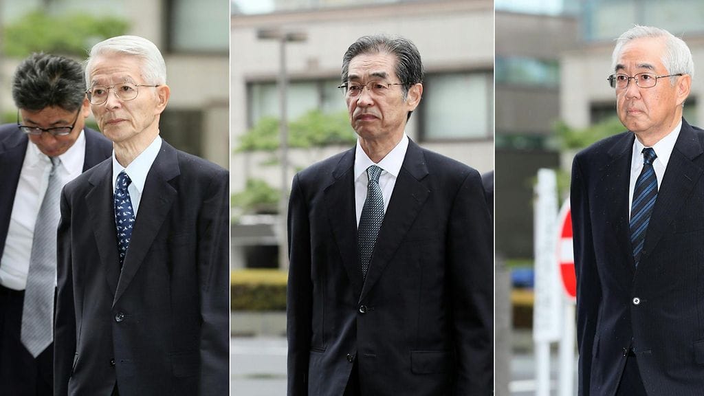 Kuvassa Tokyo Electric Power Co:n entinen puheenjohtaja Tsunehisa Katsumata (vas.) ja yhtiön entiset varatoimitusjohtajat Ichiro Takekuro ja Sakae Muto.