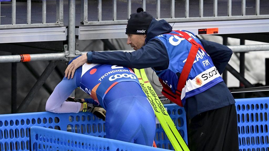 Päävalmentaja Teemu Pasanen lohdutti kaatunutta ja pettynyttä Niko Anttolaa.