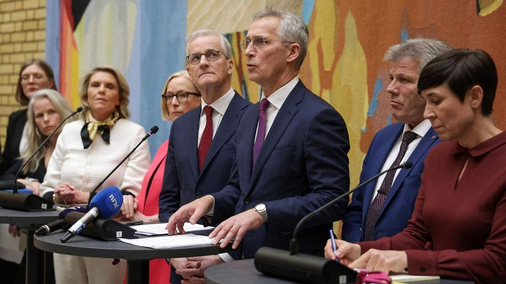 Norjan pääministeri Jonas Gahr Störe (neljäs oikealta) ja valtiovarainministeri Jens Stoltenberg (kolmas oikealta) kertoivat Norjan tuesta Ukrainalle.
