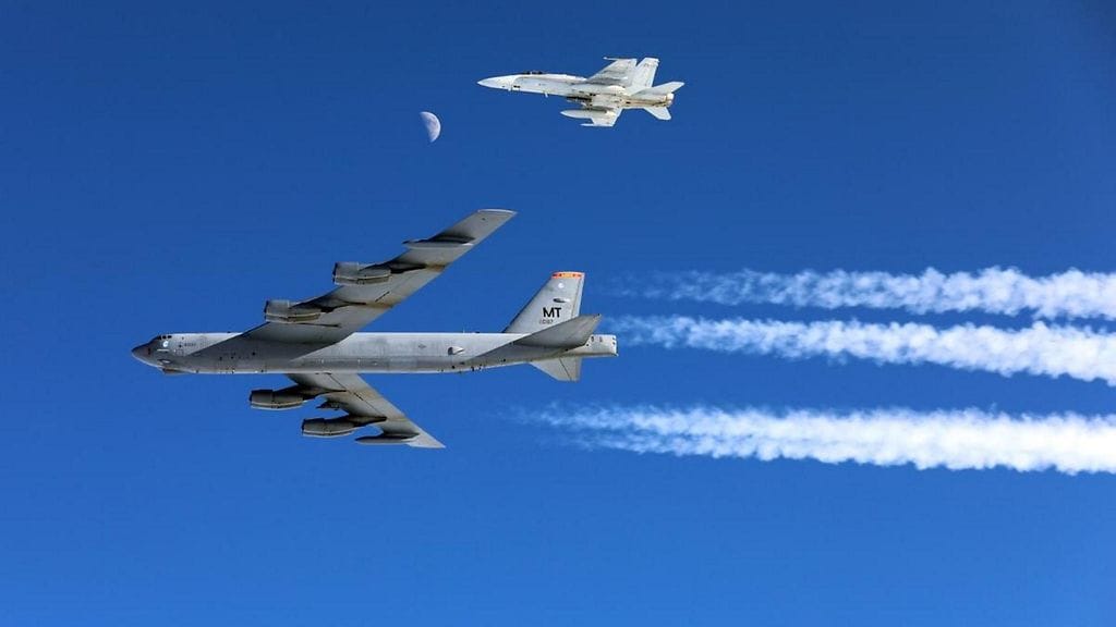 Ilmavoimien F/A-18 Hornetit saattoivat yhdysvaltalaiset B-52-pommikoneet Rovajärven ampuma-alueelle.