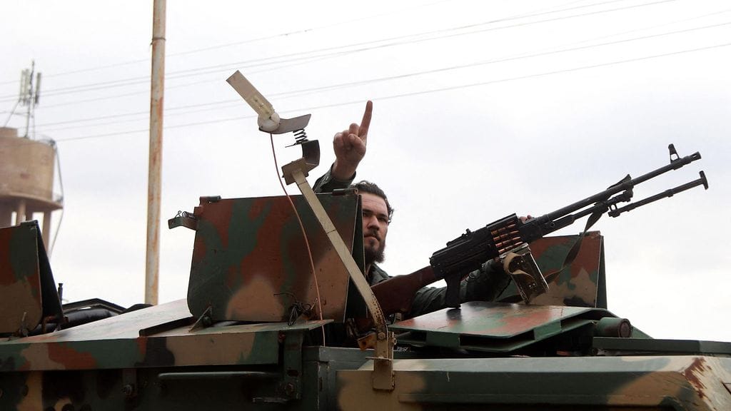 Kuvituskuva. Syyrian uusien turvallisuusjoukkojen jäsen panssariajoneuvossa Sanamaynissa 5. maaliskuuta 2025.