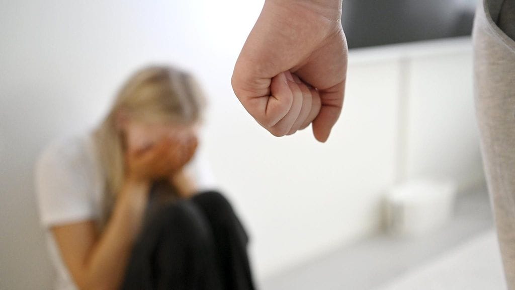 Naisiin kohdistuva väkivalta ja lähisuhdeväkivalta ovat suomalainen rakenteellinen ihmisoikeusongelma, joka aiheuttaa pysäyttävän määrän inhimillistä kärsimystä ja tuskaa, apulaisoikeuskansleri sanoo.