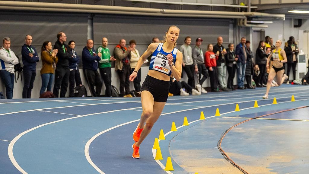 Mette Baas paineli 400 metrin Suomen ennätyksen EM-kisoissa.