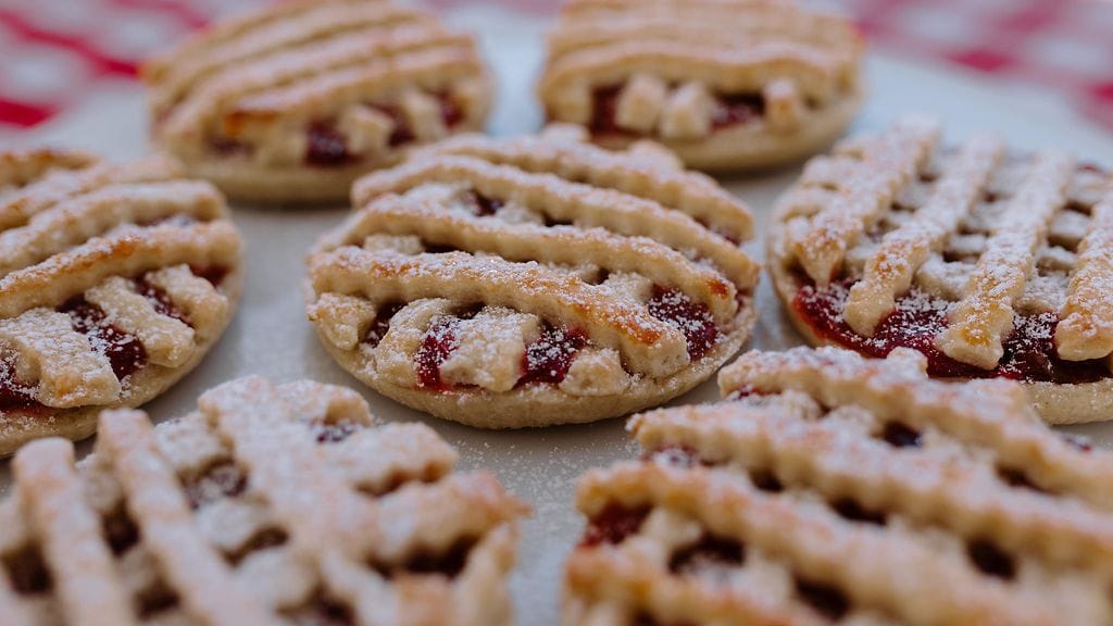 Koko Suomi leipoo -sarjan kymmenennen kauden 2. jakson teknisessä tehtävässä leivottiin ristikkopiiraita.