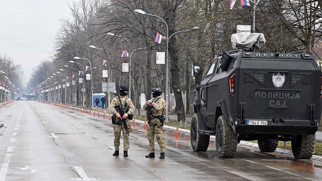 Bosnian serbipoliisit turvasivat katuja, kun Bosnian serbijohtaja Milorad Dodik (ei kuvassa) puhui kannattajilleen Banja Lukassa 26. helmikuuta.