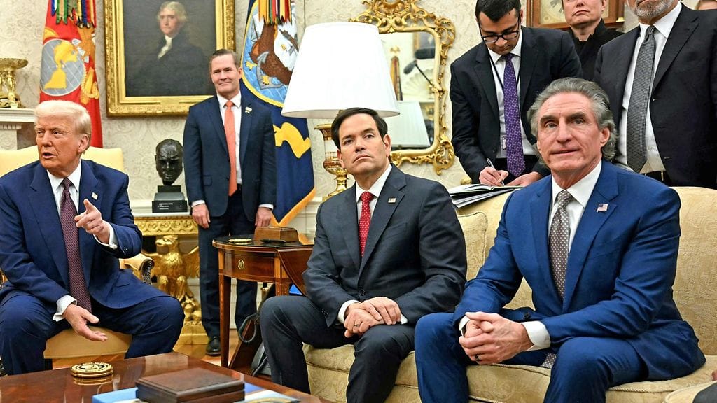 Kyse oli ensimmäisestä kerrasta, kun presidentti Trumpin (vas.) tiedetään panneen rajoitteita sille, mitä Elon Musk (takarivissä toinen oikealta) saa tehdä tai sanoa. Ulkoministeri Marco Rubio istuu kuvassa keskellä. Kuva otettu 13. helmikuuta, eikä se liity riitaan.