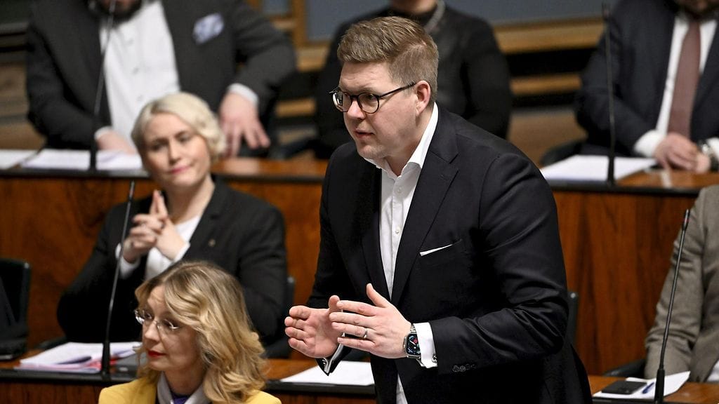 SDP:n puheenjohtaja Antti Lindtman (kuvassa seisaallaan) toivoo, että koko oppositio lähtee mukaan yhteiseen välikysymykseen.