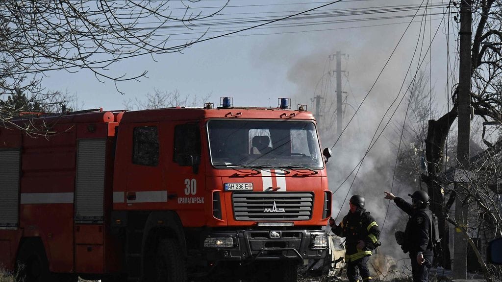 Ukrainan palopelastajia Kramatorskin kaupungissa Donetskin alueella 13. helmikuuta.