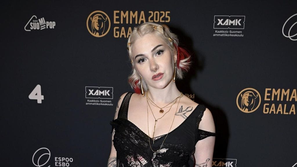 Laulaja Evelina asteli Emma-gaalan punaiselle matolle näyttävässä tyylissä.