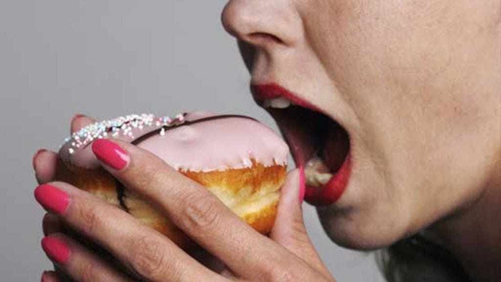 Syöminen on näennäisesti helppo tapa tasata tunteita.