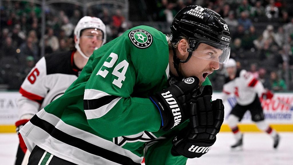 Roope Hintz sai kiekon kasvoihinsa ja vietiin sairaalaan.