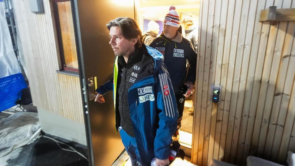 Norjan mäkihyppymaajoukkueen päävalmentaja Magnus Breivig (edessä) lähti Trondheimista, urheilujohtaja Jan-Erik Aalbu jäi yksin vastaamaan median kysymyksiin pukuhuijauksesta.