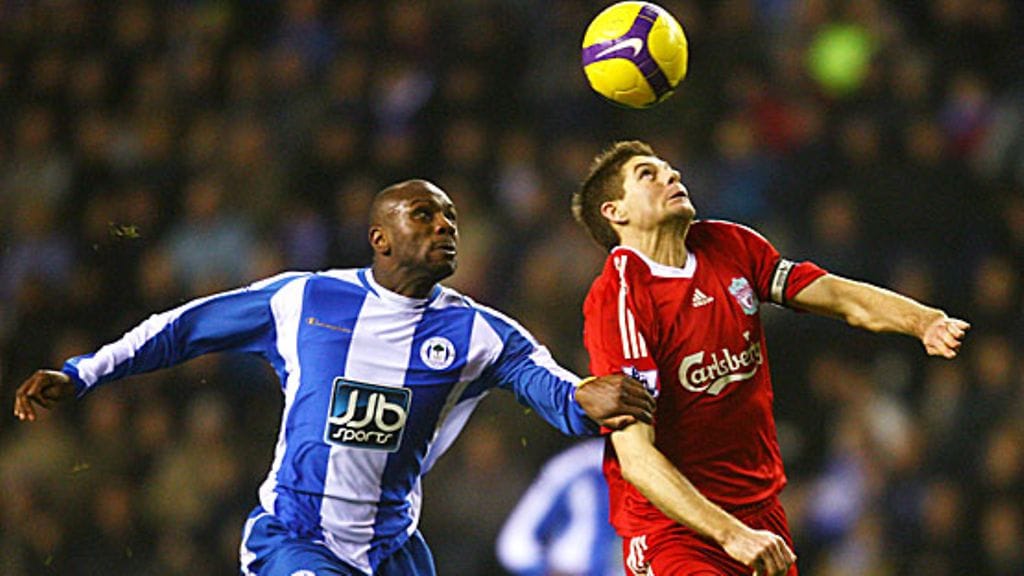 Steven Gerrard Liverpool ja Emmerson Boyce Wigan, kuva: Jamie McDonald/Getty Images